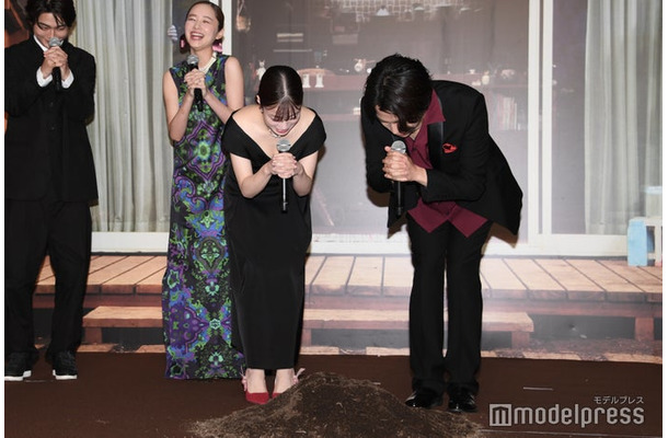 盛り土に向かって「エロイムエッサイム」の呪文を唱えた橋本環奈、重岡大毅（C）モデルプレス