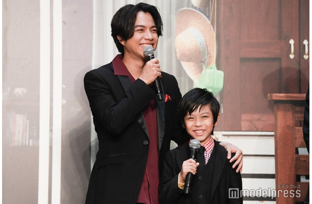 息子役の正垣湊都の肩を抱いてフォローする重岡大毅（C）モデルプレス