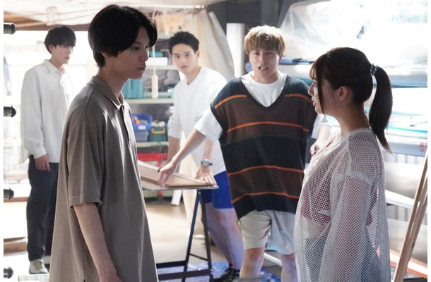 （左から時計回りに）間宮祥太朗、水上恒司、白濱亜嵐、吉川愛、萩原利久「真夏のシンデレラ」第4話より（C）フジテレビ