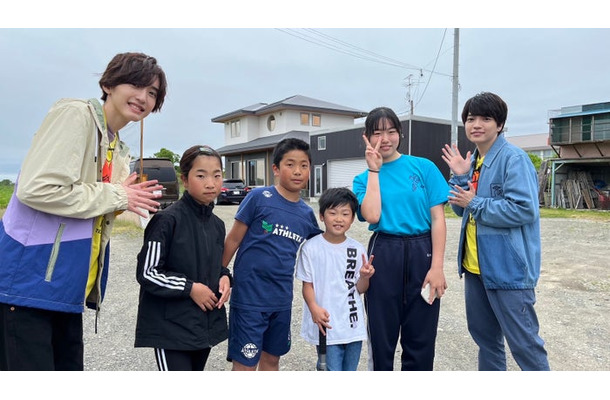 道枝駿佑、むかわ町の人々、西畑大吾／「日本列島ダーツの旅的 全国1億人インタビュー」より（C）日本テレビ