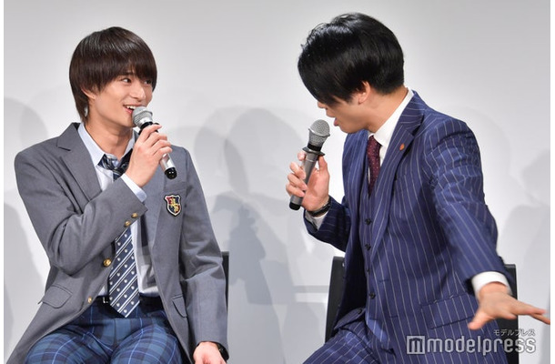 増田からの差し入れの話をする浮所飛貴を「言うなよ～」と嬉しそうに止める（？）増田貴久（C）モデルプレス