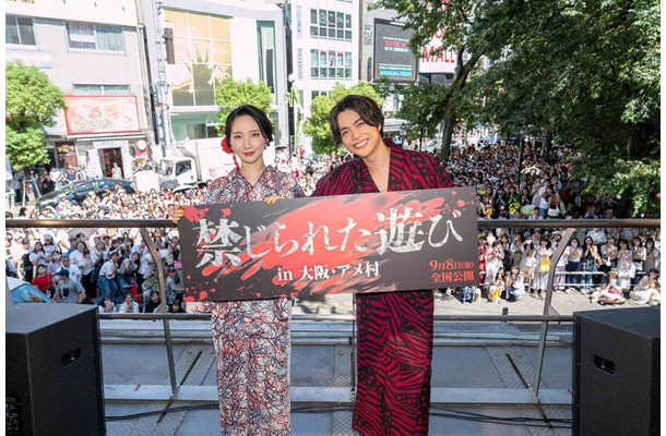 「禁じられた遊び」プレミアイベントin大阪・アメ村に登場したファーストサマーウイカ、重岡大毅（提供写真）