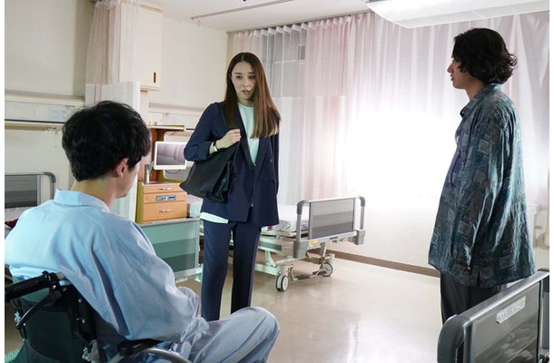 坂口健太郎、伊藤歩、染谷将太「CODE―願いの代償―」第7話より（C）読売テレビ・日本テレビ
