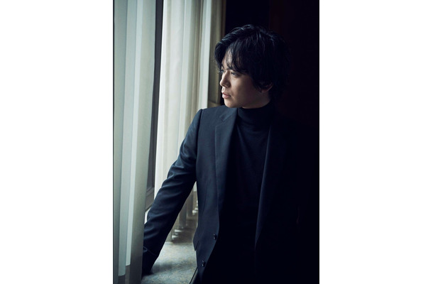 加藤シゲアキ／撮影：羽田誠、スタイリスト：十川ヒロコ、ヘアメイク：KEIKO（Sublimation）、アートディレクション：高倉健太（GLYPH Inc.）