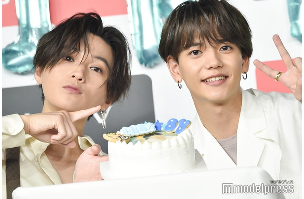 バースデーケーキと記念撮影をする八木勇征、中島颯太（C）モデルプレス