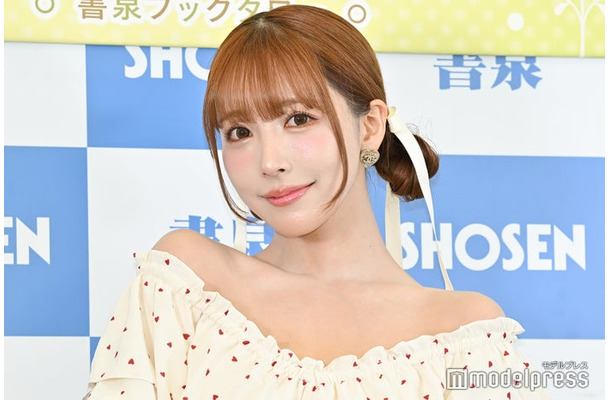 写真集出版記念記者会見に出席した三上悠亜（C）モデルプレス
