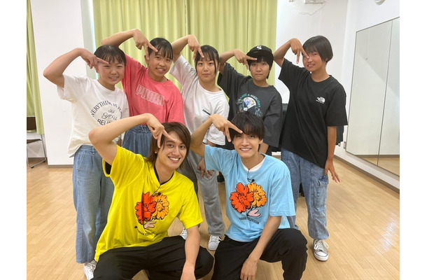 （前列左から）小島健、佐野晶哉（C）読売テレビ