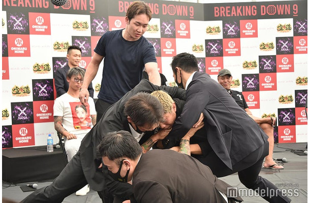 「BreakingDown9」記者会見中に起こった乱闘を止める朝倉未来（C）モデルプレス