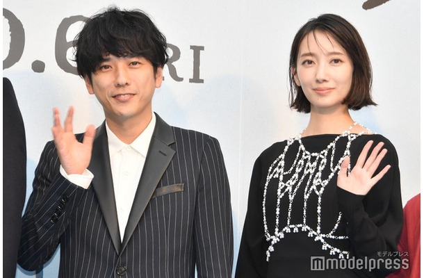 「可愛い！」の声に大満足の二宮和也、波瑠（C）モデルプレス