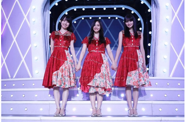 ステージで手をつなぐ（左から）賀喜遥香、井上和、遠藤さくら（Ｃ）日刊スポーツ新聞社