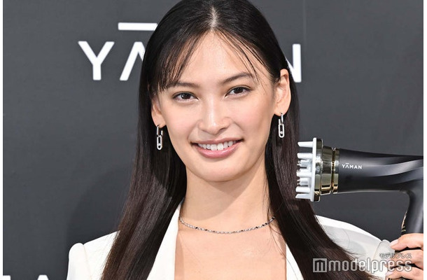記者発表会に出席した大政絢（C）モデルプレス