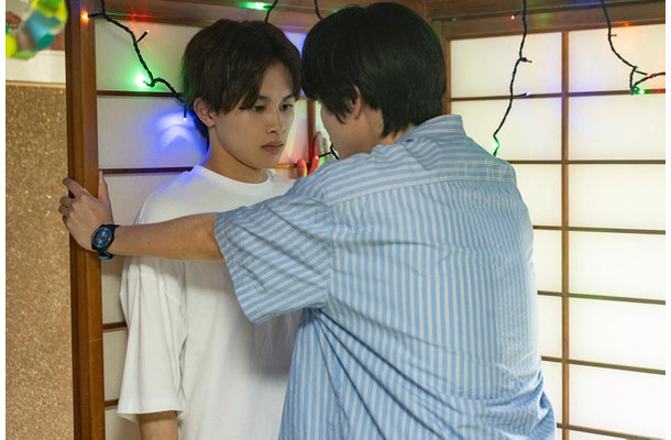 草川拓弥、西垣匠「みなと商事コインランドリー2」第9話より（C）缶爪さわ・椿ゆず／KADOKAWA／「みなと商事コインランドリー2」製作委員会