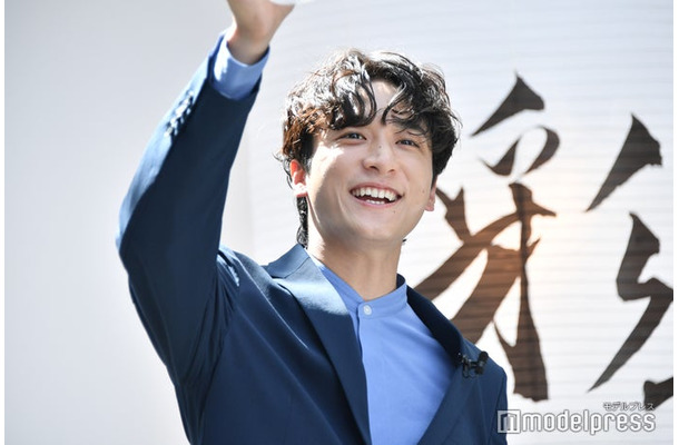 乾杯をする小関裕太（C）モデルプレス
