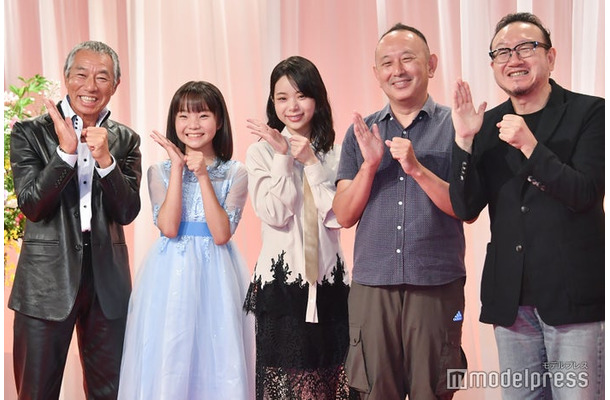 （左から）柳葉敏郎、澤井梨丘、趣里、足立紳氏、服部隆之氏（C）モデルプレス