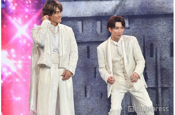 横で見守る森本慎太郎、“極度の人見知り”堂本光一の真似をする渡辺翔太（C）モデルプレス