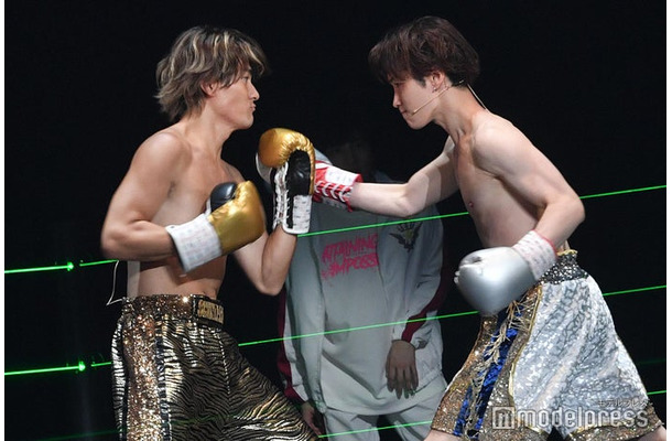 ボクシングシーンは迫力満点（左から）森本慎太郎、渡辺翔太／ゲネプロより（C）モデルプレス