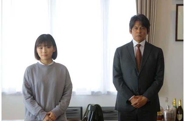 伊藤沙莉、織田裕二「シッコウ！！～犬と私と執行官～」最終話より（C）テレビ朝日