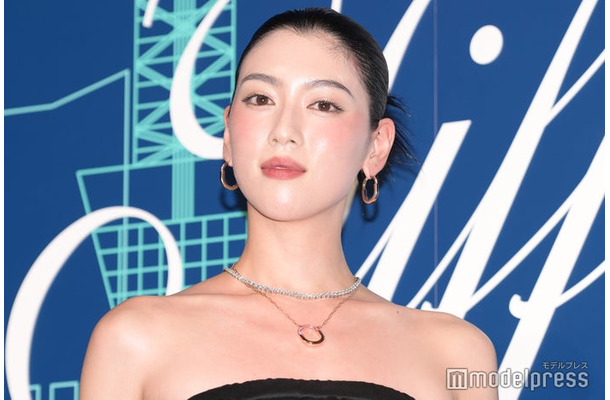 「ティファニー表参道」オープニングイベントのレッドカーペットに登場した三吉彩花（C）モデルプレス