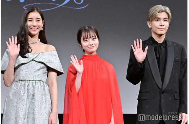 （左から）新木優子、橋本環奈、岩田剛典（C）モデルプレス