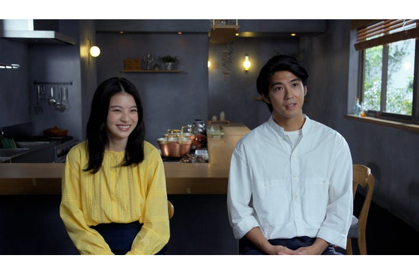 出口夏希、賀来賢人／インタビューカット（提供写真）