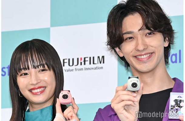 新製品発表会に出席した広瀬すず、横浜流星（C）モデルプレス