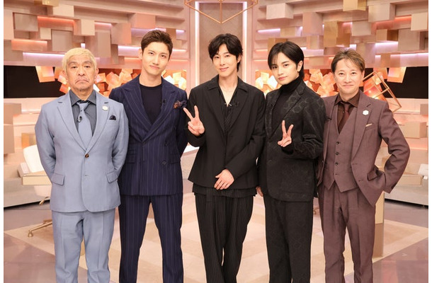 （左から）松本人志、チャンミン、ユンホ、中島健人、中居正広（C）フジテレビ