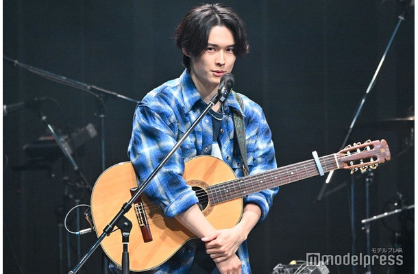 「キリエのうた」公開直前プレミアシアターライブイベントに出演・本作で初挑戦のギターを披露した松村北斗（C）モデルプレス