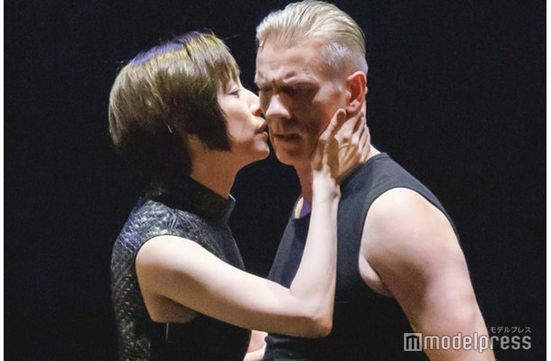 アダム・クーパーの頬にキスする天海祐希（C）モデルプレス