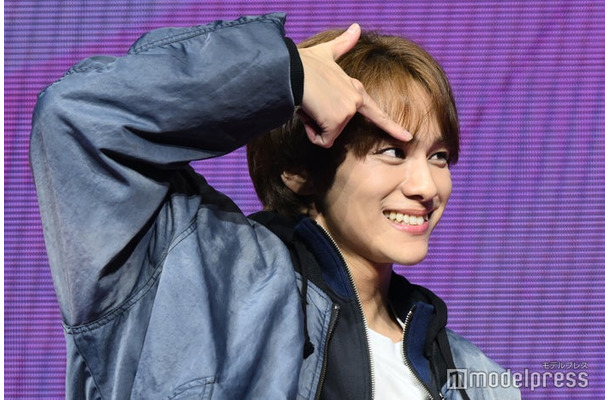 愛嬌ポーズ振りまく山下幸輝（C）モデルプレス