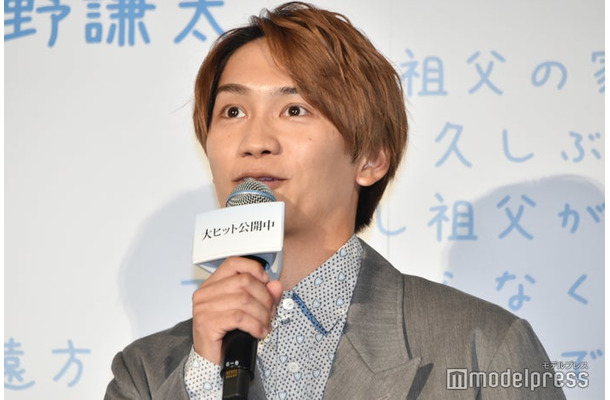 祖母からよくわからないが美味しい食べ物をもらう藤原丈一郎（C）モデルプレス