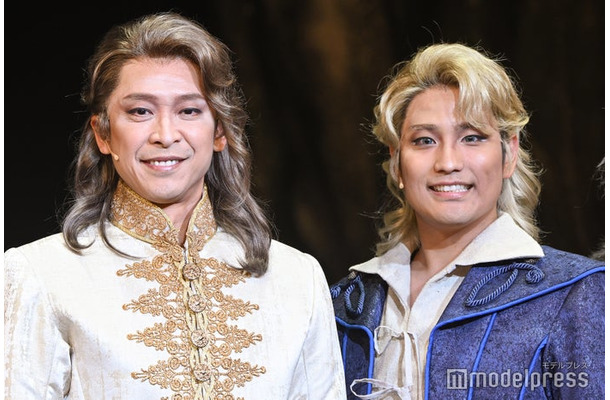 ブロードウェイミュージカル「キャメロット」初日前ご挨拶・フォトコールに出席した坂本昌行＆桐山照史（C）モデルプレス