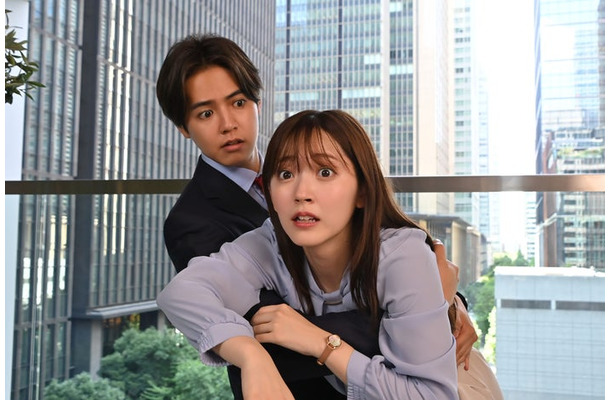 片寄涼太、鈴木愛理「推しが上司になりまして」第1話（C）「推しが上司になりまして」製作委員会