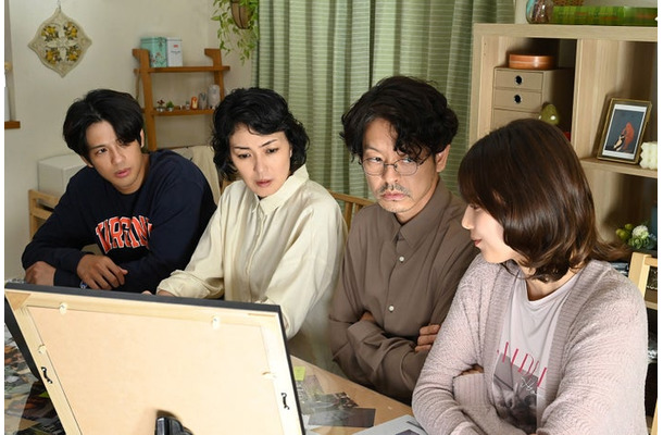 （左から）森崎ウィン、板谷由夏、山中崇、渡邉理佐「ブラックファミリア～新堂家の復讐～」第2話より（C）読売テレビ