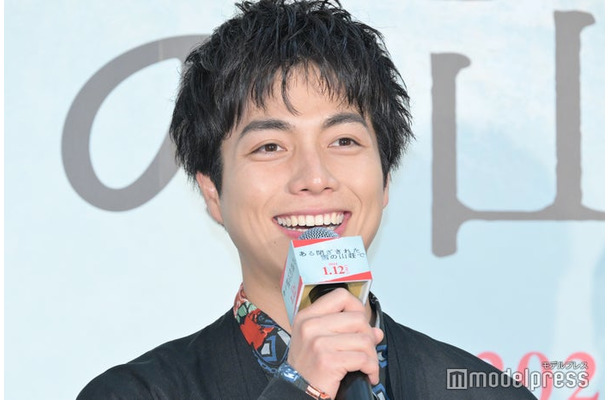 舞い上がっている重岡大毅（C）モデルプレス
