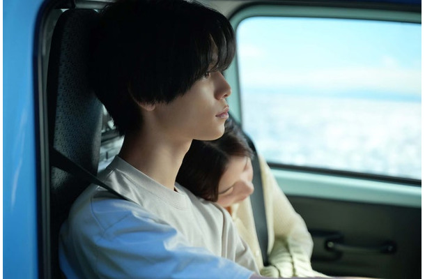 萩原利久、堀田真由「たとえあなたを忘れても」第1話より（C）ABCテレビ