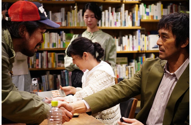（右）阿部寛「すべて忘れてしまうから」第3話より（C）テレビ東京／（C）2022 Disney and related entities