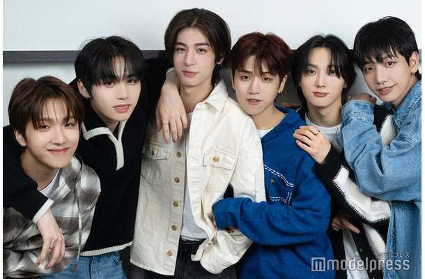 モデルプレスのインタビューに応じたBOYNEXTDOOR／（左から）WOONHAK、TAESAN、LEEHAN、RIWOO、SUNGHO、JAEHYUN（C）モデルプレス