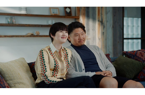 稲垣貴子、稲垣啓太／WEBムービー「ウォールフィットテレビのあるくらし」篇より（提供写真）