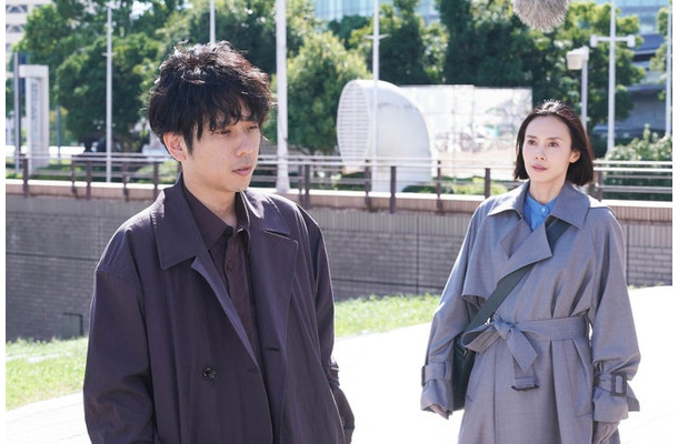 二宮和也、中谷美紀「ONE DAY～聖夜のから騒ぎ～」第4話より（C）フジテレビ