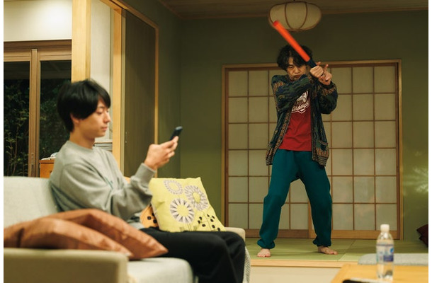作間龍斗、吉岡秀隆「コタツがない家」第3話より（C）日本テレビ