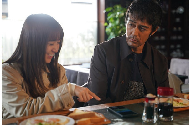 大島優子、阿部寛「すべて忘れてしまうから」第4話より（C）テレビ東京／（C）2022 Disney and related entities