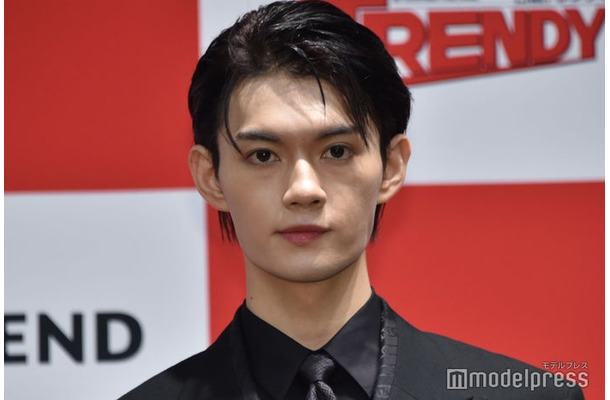 黒髪姿をお披露目した佐野勇斗（C）モデルプレス