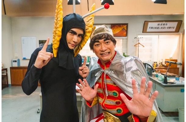 岩田剛典、香取慎吾「笑いに魂を売った男たち」 より（C）日本テレビ