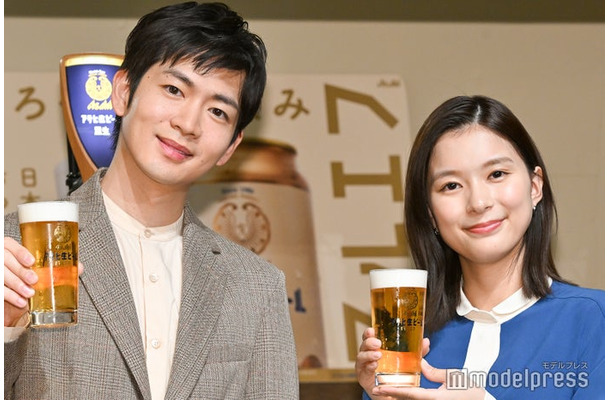 ビールのイベントに出席した松下洸平、芳根京子（C）モデルプレス