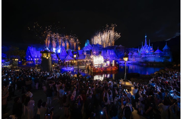 ワールド・オブ・フローズンで行われた祭典の様子（C）Disney