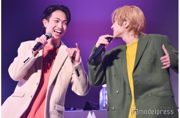 8LOOM楽曲をパフォーマンスする綱啓永、山下幸輝「ホミパリ Twenty-2 Birthday Zepp Tour」（C）モデルプレス
