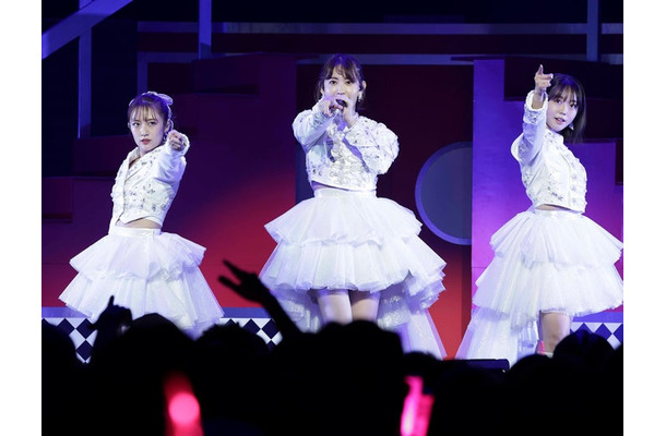「純愛のクレッシェンド」高橋みなみ、小嶋陽菜 、峯岸みなみ「ノースリーブス15th Anniversary Live」（提供写真）