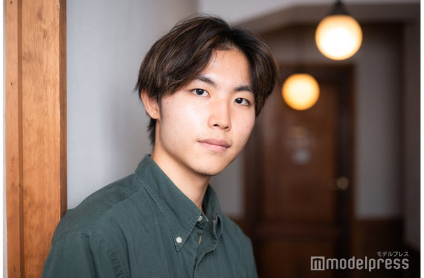 モデルプレスのインタビューに応じた古瀧颯さん（C）モデルプレス
