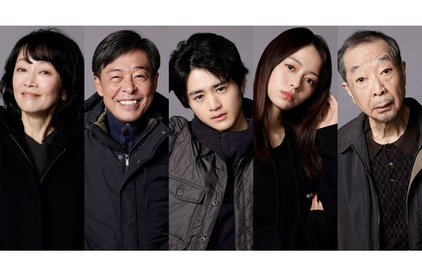 （左から）麻生祐未、光石研、鈴鹿央士、山本舞香、綾田俊樹（C）「闇バイト家族」製作委員会