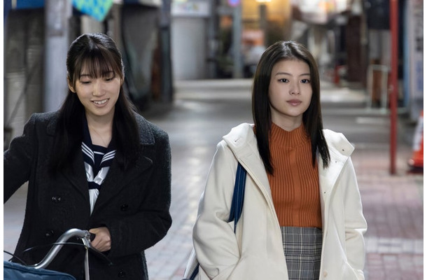 片岡凜、出口夏希（C）フジテレビ